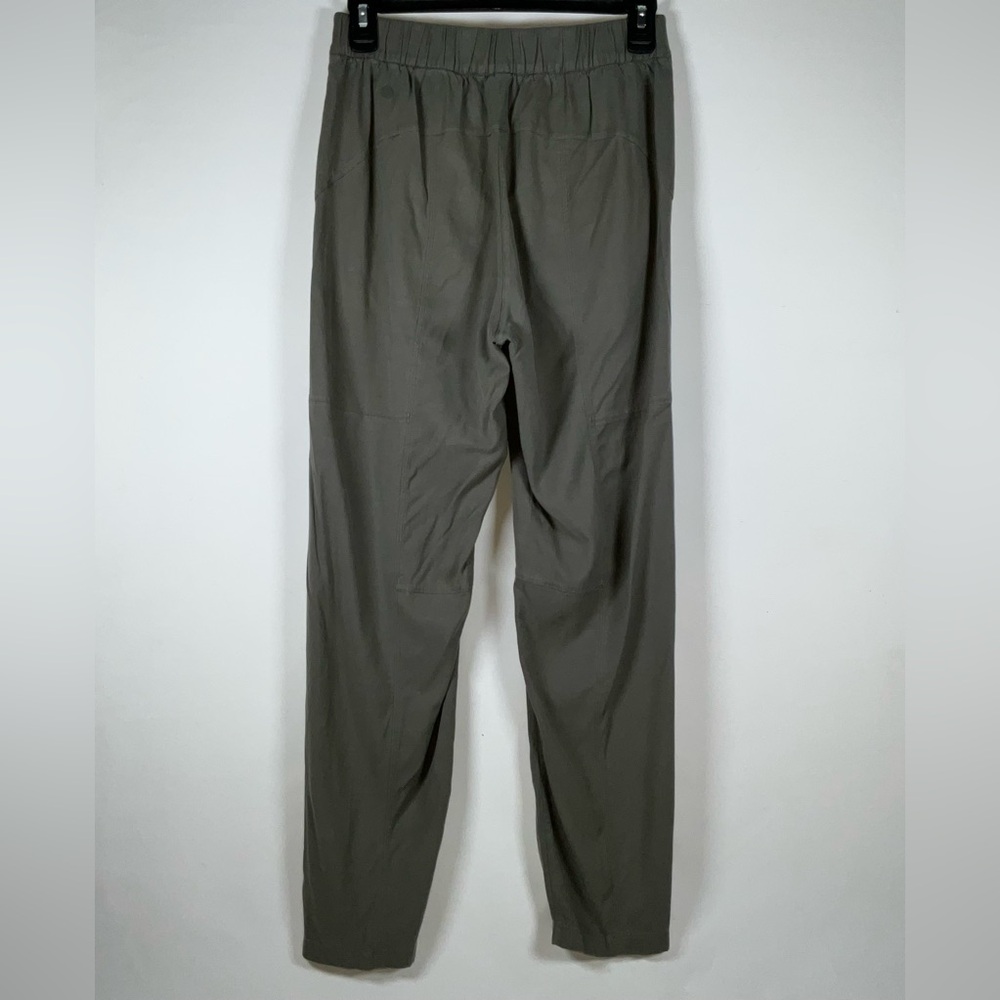 Lululemon Dynamic Days Pant *Travel Woven Pants Size 6 It has a stain